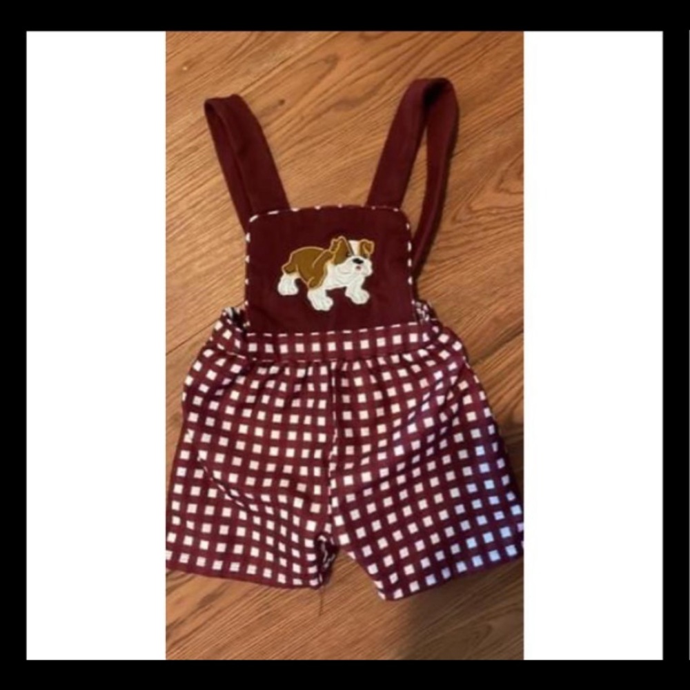 Size 3/6 months, runs a little large. Bulldog on it. Mississippi State
